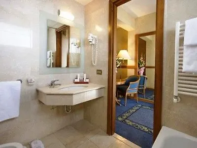 Otel Quality Rouge Et Noir 4*